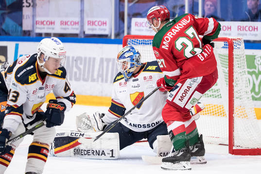 Moras Matt Bailey framför Djurgårdens målvakt Joacim