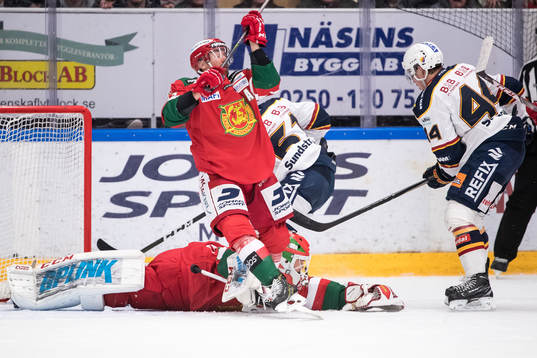 Moras målvakt Christian Engstrand blockerar chans från