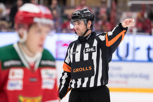 Domare Mikael Sjökvist i ishockeymatchen i SHL mellan Mora