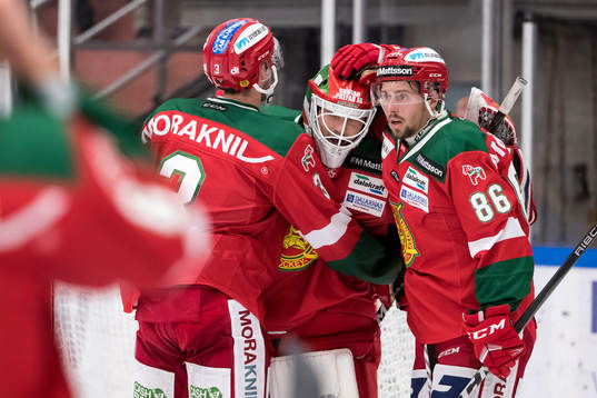 Moras Brandon Gormley och Moras målvakt Christian