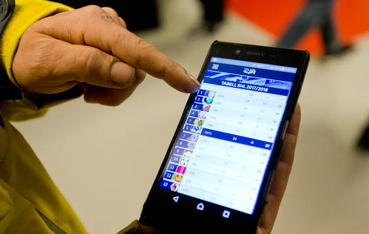 En i publiken besöker hv71.se hemsida i mobilen
