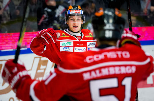Örebros Sakari Manninen gör 1-0 och jublar