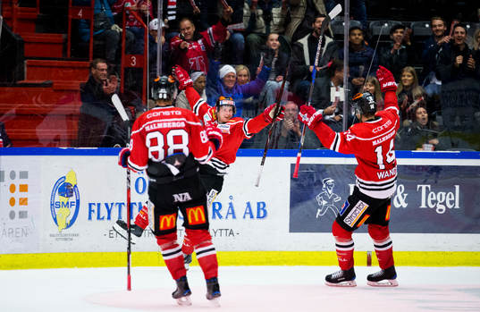 Örebros Sakari Manninen gör 3-0 och jublar med Viktor