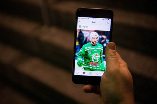 En åskådare tittar på Rögles officiella Instagram med