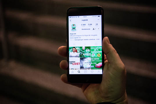 En åskådare tittar på Rögles officiella Instagram