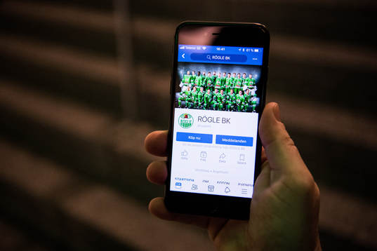 En åskådare tittar på Rögles officiella Facebook