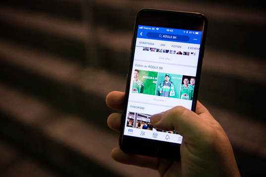 En åskådare tittar på Rögles officiella Facebook