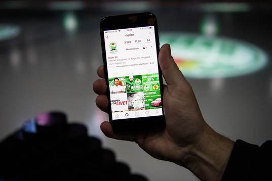 En åskådare tittar på Rögles officiella Instagram
