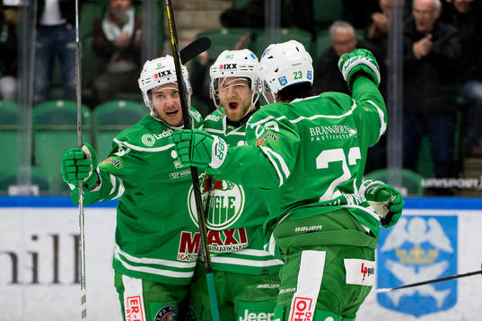 Rögles Ted Brithén jublar med Linus Sandin och Daniel