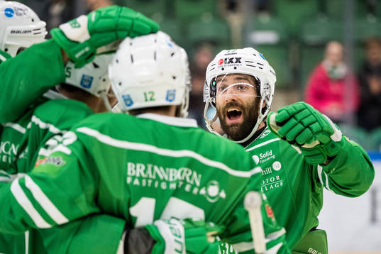 Rögles Taylor Matson jublar med lagkamrater