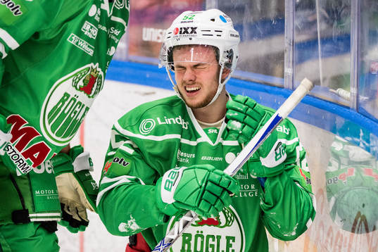 Rögles Lucas Elvenes grinar illa