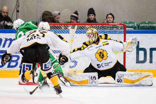 Rögles Daniel Sylwander gör 3-2 bakom Skellefteås