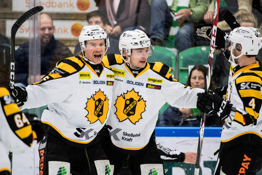 Skellefteås Adam Pettersson (m) jublar med lagkamrater