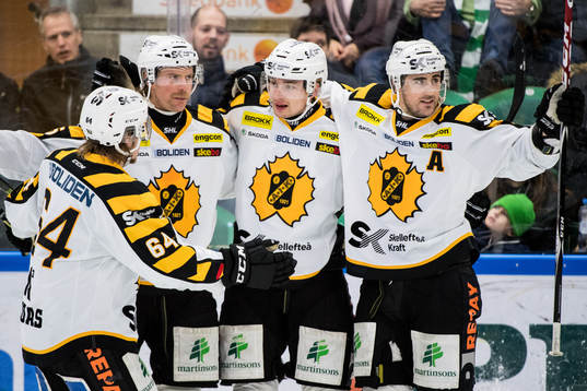 Skellefteås Adam Pettersson (m) jublar med lagkamrater