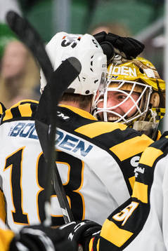Skellefteås målvakt Gustaf Lindvall jublar med Pontus