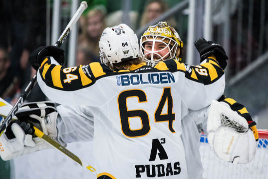 Skellefteås målvakt Gustaf Lindvall jublar med Jonathan