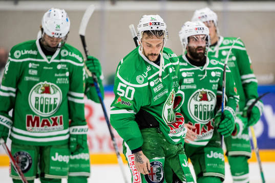 Rögles spelare med Juhamatti Aaltonen (m) deppar