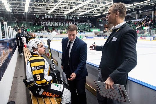 Rögles tränare Cam Abbott passerar Skellefteås Tim
