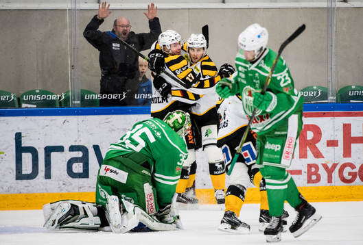 Skellefteås Pär Lindholm jublar med Joakim Lindström