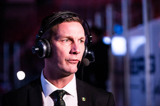 Färjestads tränare Johan Pennerborn blir intervjuad av