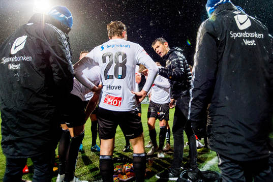 Eirik Bakke, head coach of Sogndal, talks to his team