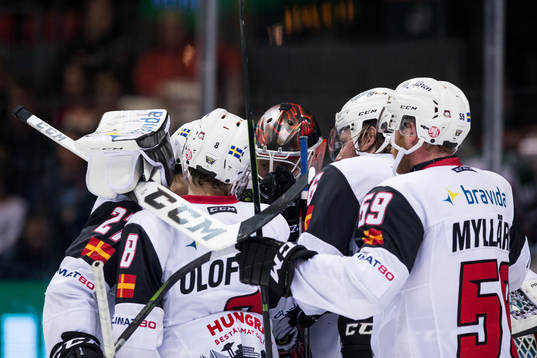 Malmö Redhawks målvakt Oscar Alsenfelt jublar och omfamnas