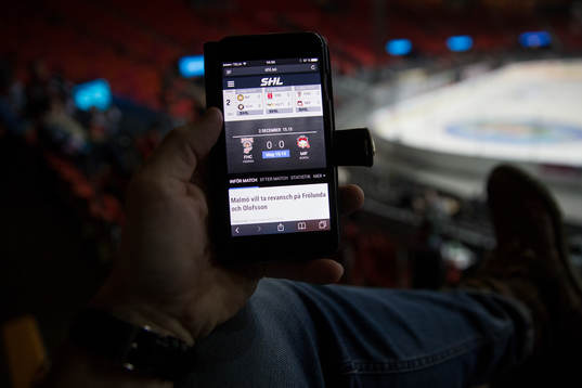s hemsida på sin mobil innan ishockeymatchen i SHL mellan