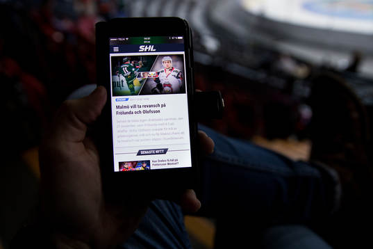 s hemsida på sin mobil innan ishockeymatchen i SHL mellan