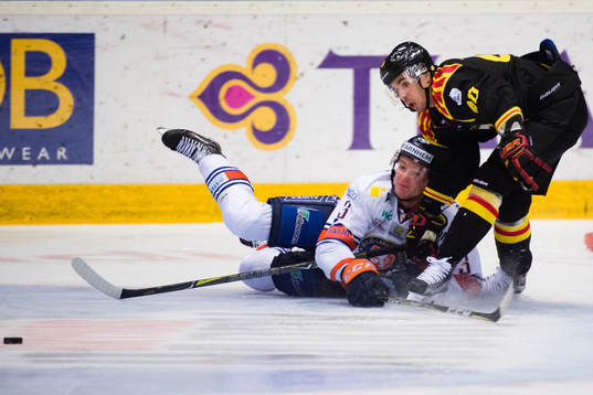 Växjös Oliver Bohm och Brynäs Jesper Jensen