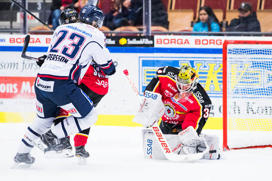 Linköpings Niklas Persson framför Luleås målvakt Joel