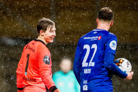 Goalkeeper Mathias Dyngeland of Sogndal talks to Michael