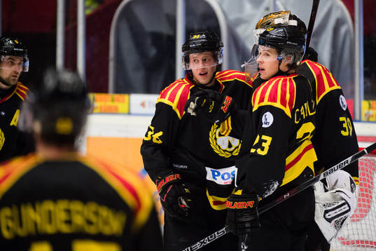 Brynäs Linus Ölund och Lucas Carlsson jublar med målvakt