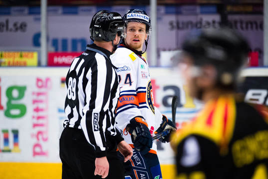 Växjös Brendan Shinnimin får ett matchstraff