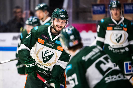 Färjestads Jesse Virtanen jublar innan ishockeymatchen i