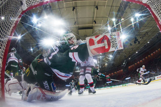 Frölundas målvakt Johan Gustafsson släpper in 2-3 på