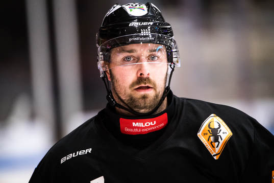 Karlskronas Mattias Karlsson  innan ishockeymatchen i SHL