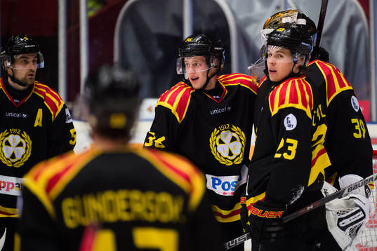 Brynäs Linus Ölund och Lucas Carlsson jublar med målvakt