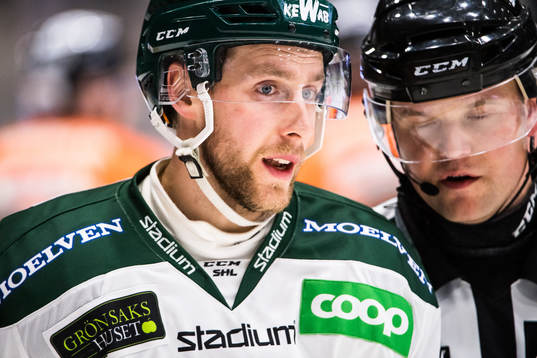Färjestads Per Åslund  i diskussion med domaren