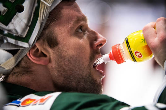 Färjestads målvakt Lars Haugen  dricker
