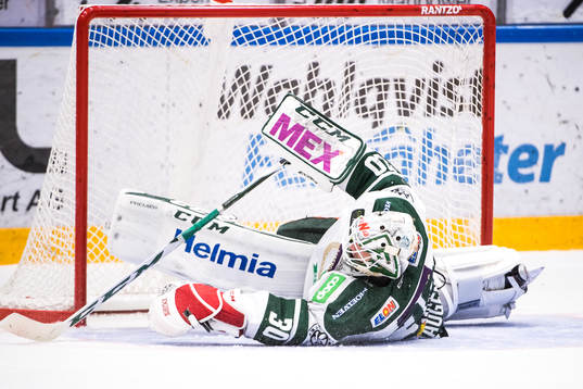Färjestads målvakt Lars Haugen räddar