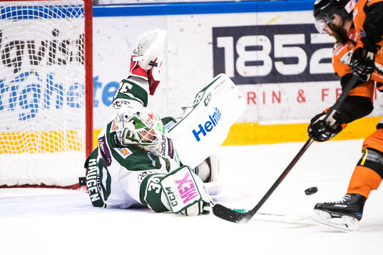 Färjestads målvakt Lars Haugen räddar skott från