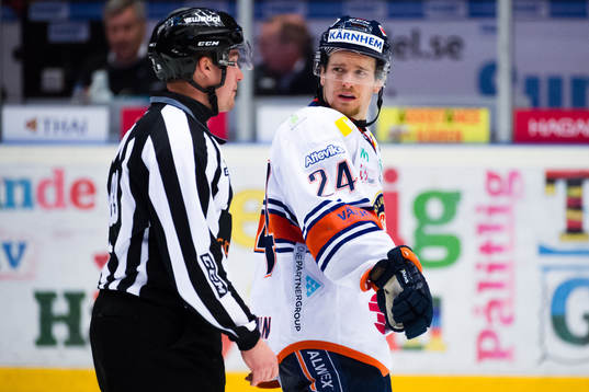 Växjös Brendan Shinnimin får ett matchstraff