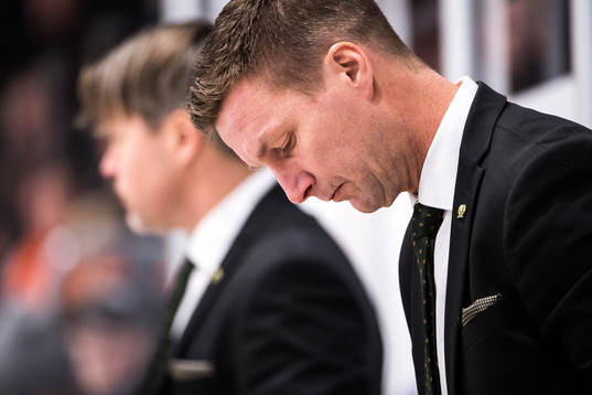 Färjestads tränare Johan Pennerborn deppar