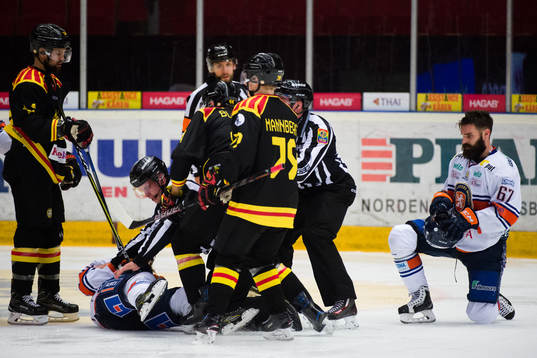 Brynäs Jacob Blomqvist och Växjös Linus Fröberg får