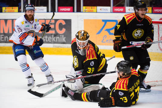 Växjös Liam Reddox oroar framför Brynäs målvakt Linus