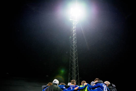 Players and staff of Ranheim gather in a circle