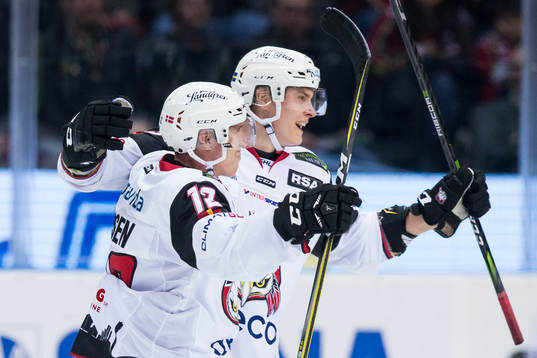 Malmö Redhawks Matias Lassen jublar ihop med Fredrik