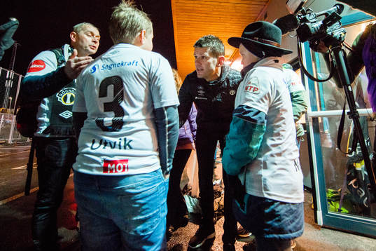 Eirik Bakke, head coach of Sogndal, talks to two young