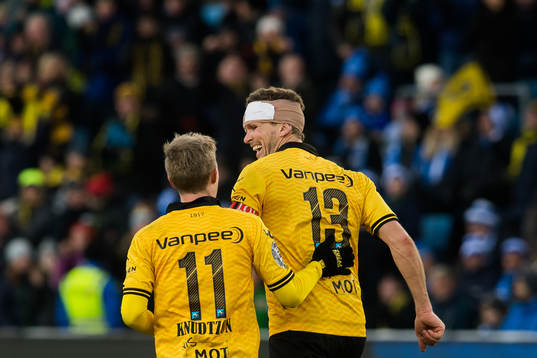 Frode Kippe of Lillestrøm celebrates with his teammate