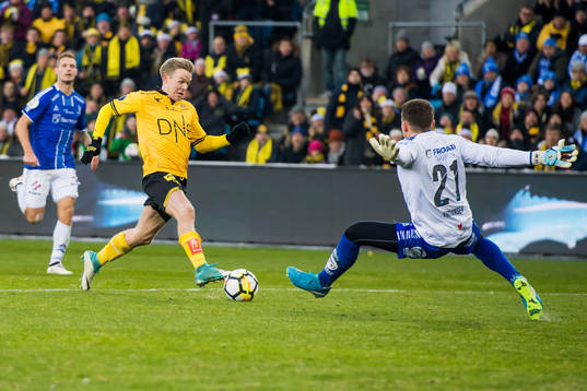 Erling Knudtzon of Lillestrøm and goalkeeper Anders